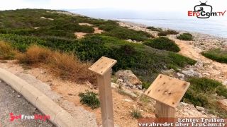 Junges Kken mit heien Titten fickt am Strand mit einem alten Sack