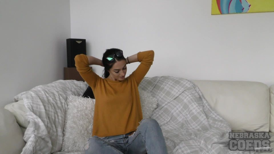 NebraskaCoeds 20191108 super caliente chica lituana egle usando un vibrador por primera vez inocente buena chica