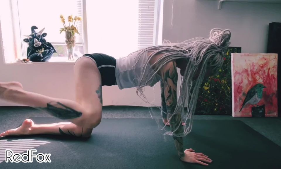 Morning yoga turned into POV DEEP BLOWJOB from dreadlock babes - Red Fox