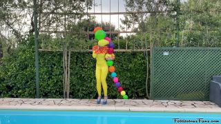 FetiliciousFans SiteRipPt 1Inflatable Wig at the Pool