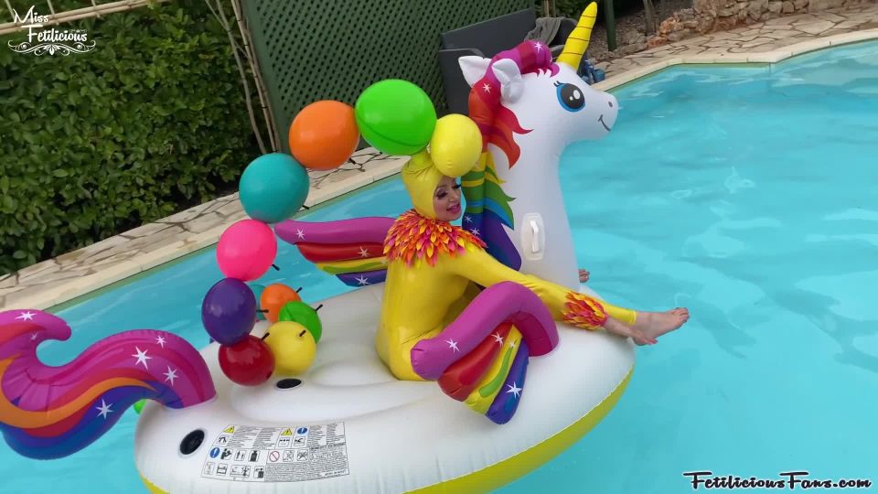 FetiliciousFans SiteRipPt 1Inflatable Wig at the Pool