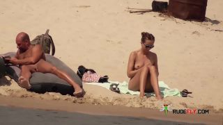 Amateurs on naturist-Strand Nudism!