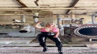 Práctica de latex Whip en la sala de calderas.