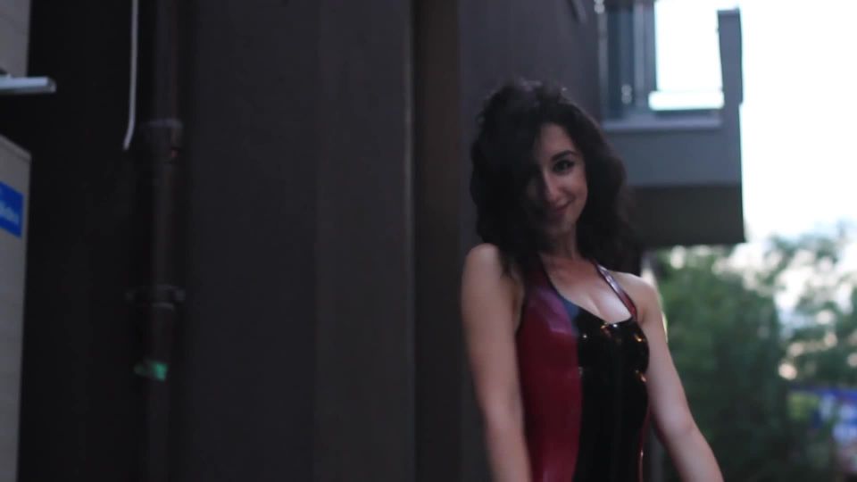 MarilynLatex Verano Vestir un vestido de látex y medias en público (mp4)