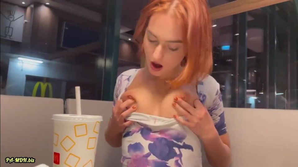 Dollydyson - Notgeil im Fast Food Restaurant - Sperma und Squirt statt Burgersauce - Mdh