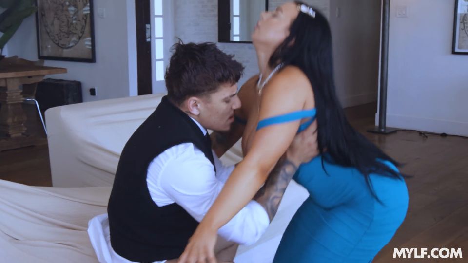 Payton Preslee: Milf de sirena con enormes tetas reveladas