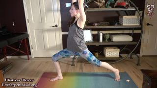 Atrapado jugando durante el yoga después de pie strapon strapon stramper