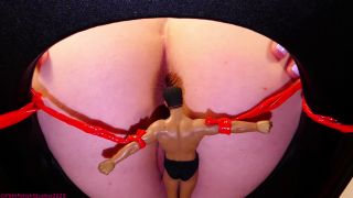 Estudios Fetiches Sucio - Princesa Miel - Castigo de baño para el Video Esclavo Encogido - FullHD 1080P