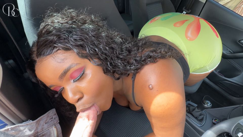 Big Booty Ebony se folla a través de un agujero en sus pantalones cortos apretados de Gusher O.