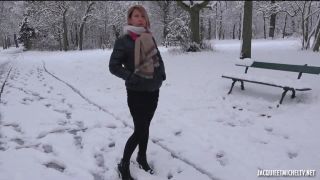 Laura – (JacquieEtMichelTV / Indecentes-Voisines) – 41ans, deux lascars dans la neige, 2on1, 544p, 2018 | natural tits | blonde