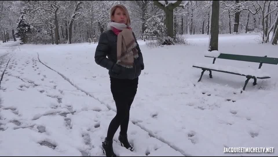 Laura – (JacquieEtMichelTV / Indecentes-Voisines) – 41ans, deux lascars dans la neige, 2on1, 544p, 2018 | natural tits | blonde