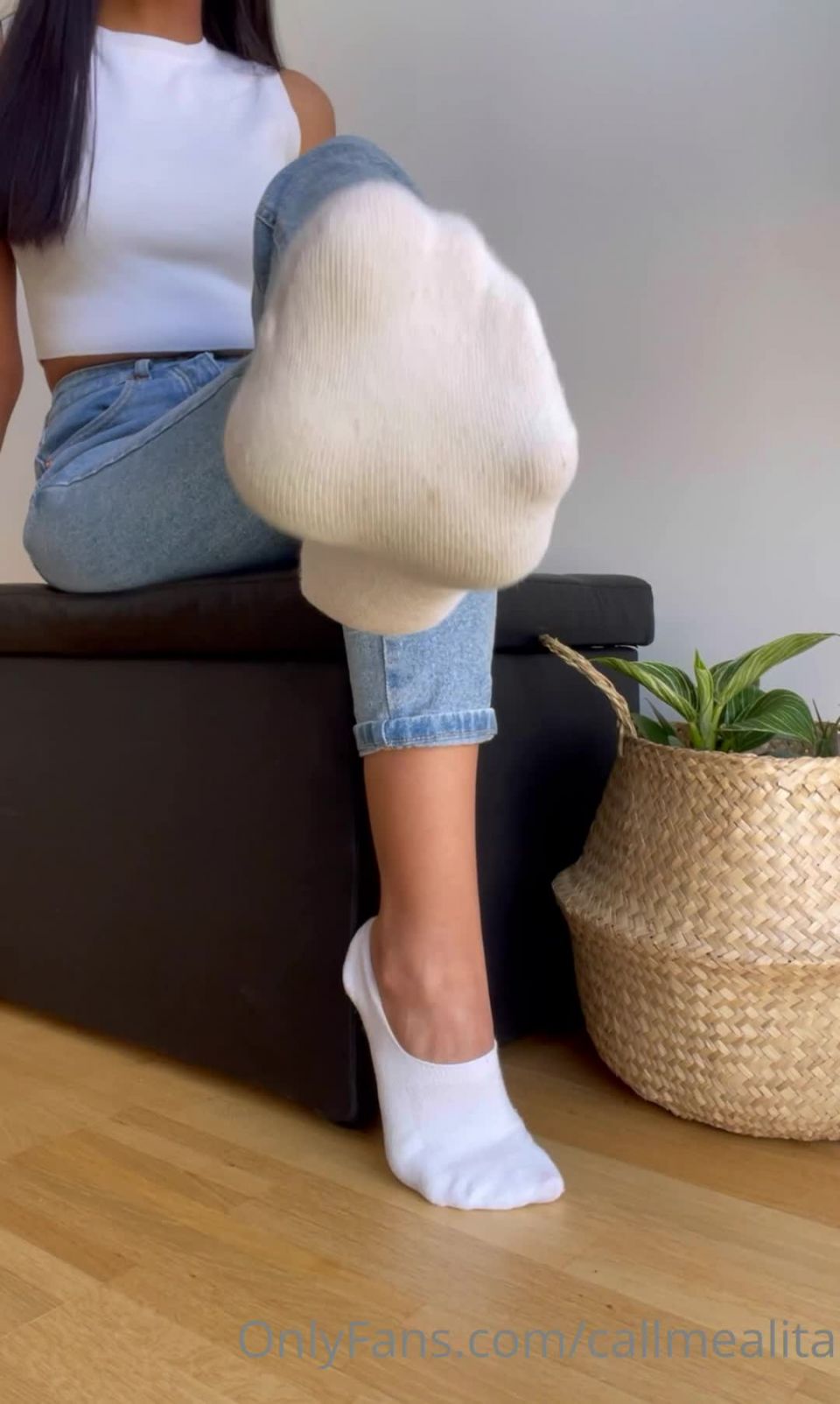 Alita - callmealita Callmealita - hacer mandados desde temprano por la mañana finalmente en casa mira mis calcetines sucios nbsp 30-04-2022