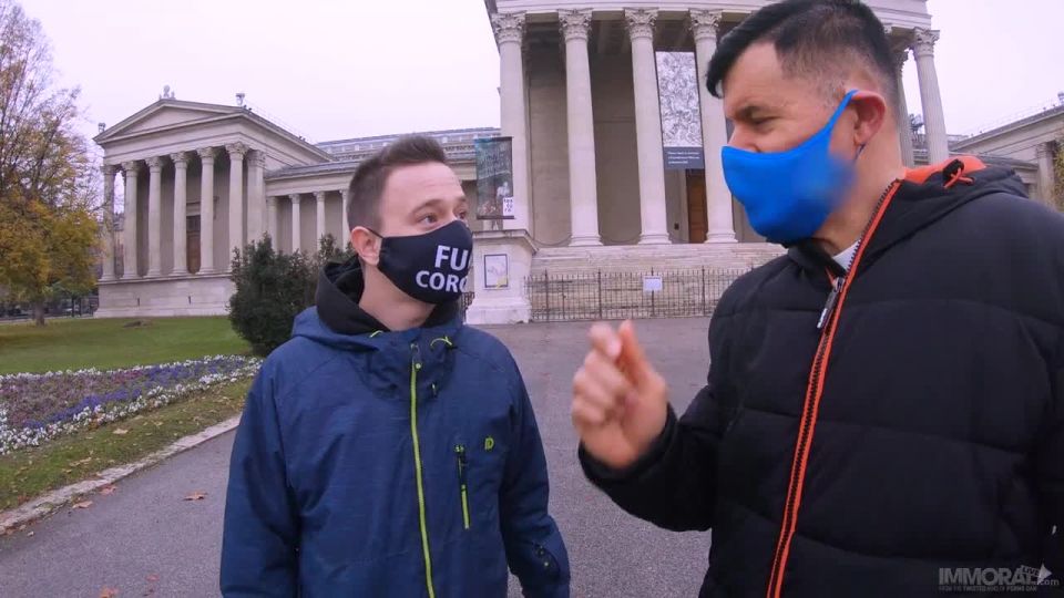 Josephine Jackson Stepbrothers se reúne con el Super Busty Josephine Jackson durante el cierre general de la ciudad