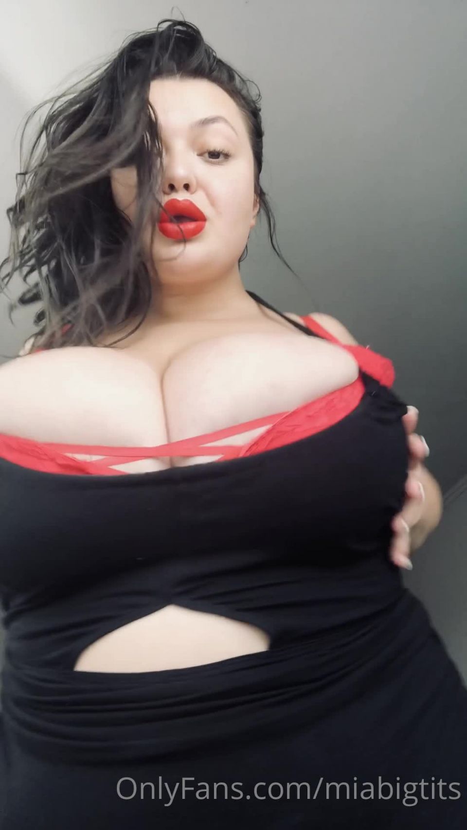 Onlyfans - MiaBigTits - Been a while since i been So dressed upi m a good titty shaker Even in dress - 03-09-2020