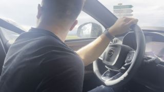Chica francesa se masturba en el coche (porno chicas francesas)