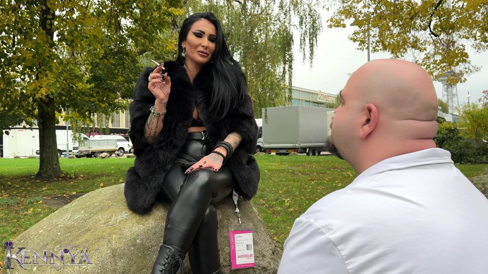 Mistress Kennya – My outdoor ashtray Foot!