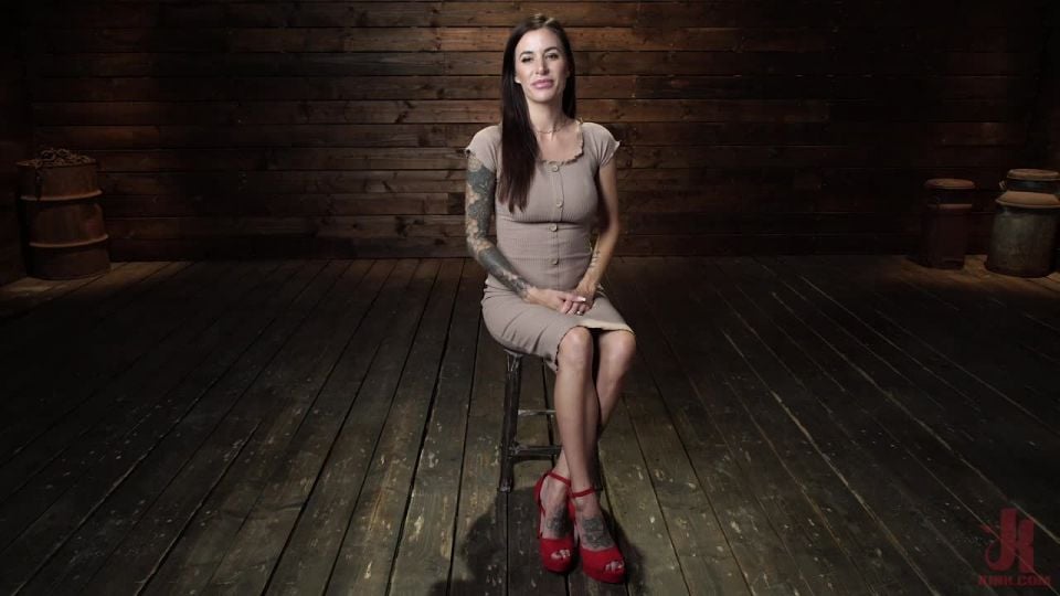 clip 44 Gia DiMarco: Queen Bee es Atada y Máquina - Bdsm porno - fetiche porno combate fetiche