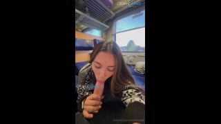 Karol Rosado se deja follar en un tren solofans (Porno de Amateur)