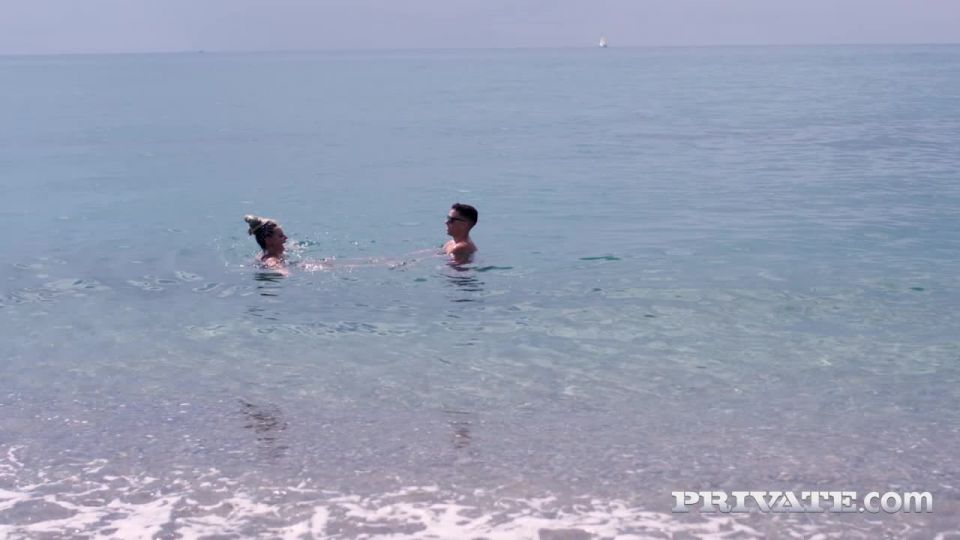 Jolee Love, follada en la piscina