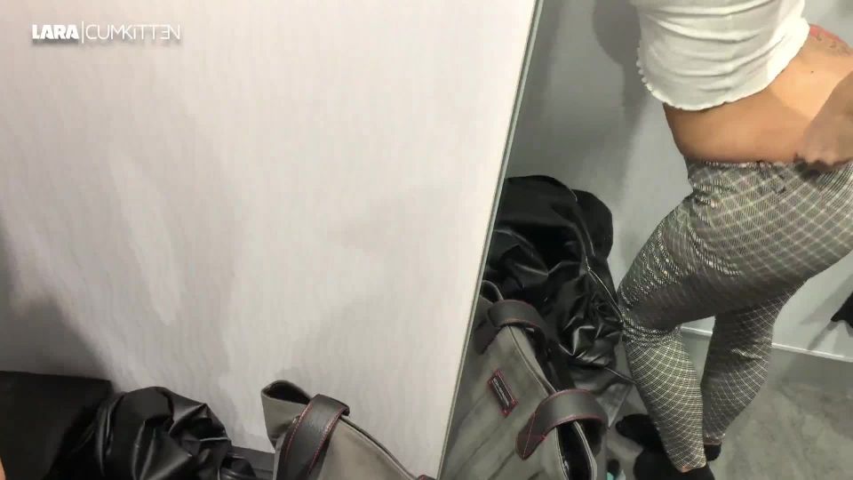 adult xxx video 29 Lara-CumKitten – Espontán público en der Umkleide, papá amateur seduciendo niños en porno alemán