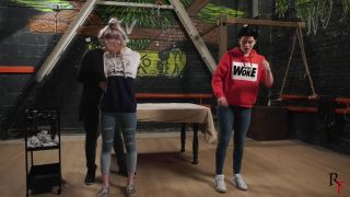 Desafío por el título de Reina de Hogtie entre Astrid y Vesna.