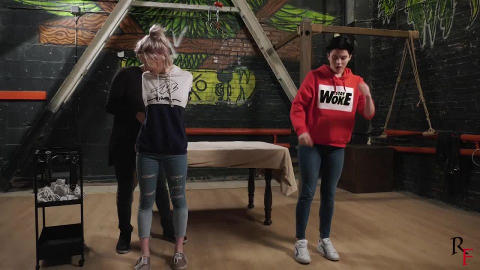 Desafío por el título de Reina de Hogtie entre Astrid y Vesna.