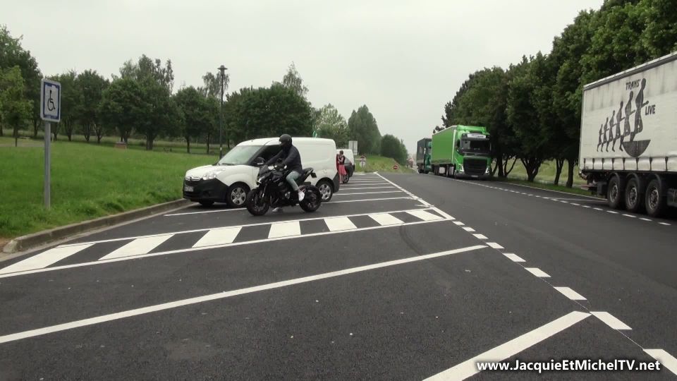 Elle s'offre un motard sur une aire d'autoroute