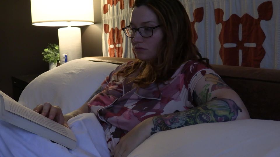 Bettie Bondage - A Warm Night in Bed with Mommy - Femdom handjob