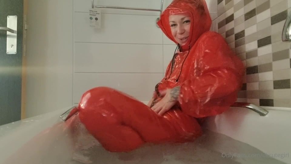 UKCuteGirl () Ukcutegirl - wet pvc in the bath 21-04-2021