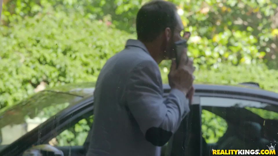 Sexo Sneaky - Emily Willis Traviesa en los Vecinos - JAV