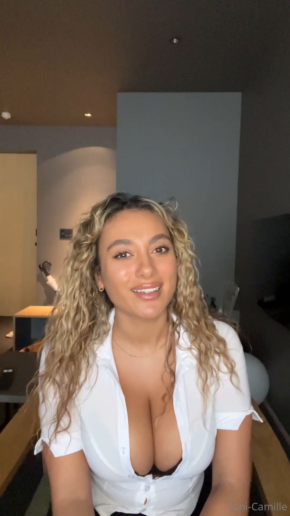 Toni Camille - Live Solo Dildo Fuck on chair 1080P - Onlyfans