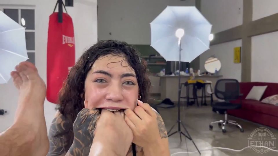 Intensa acción de Aradia Anal y Garganta: Sin escena de misericordia