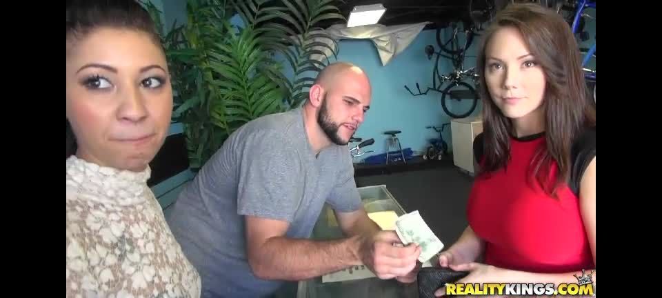 Ashton Pierce - recogida y folla dos ayudantes de tienda SD (Teen)