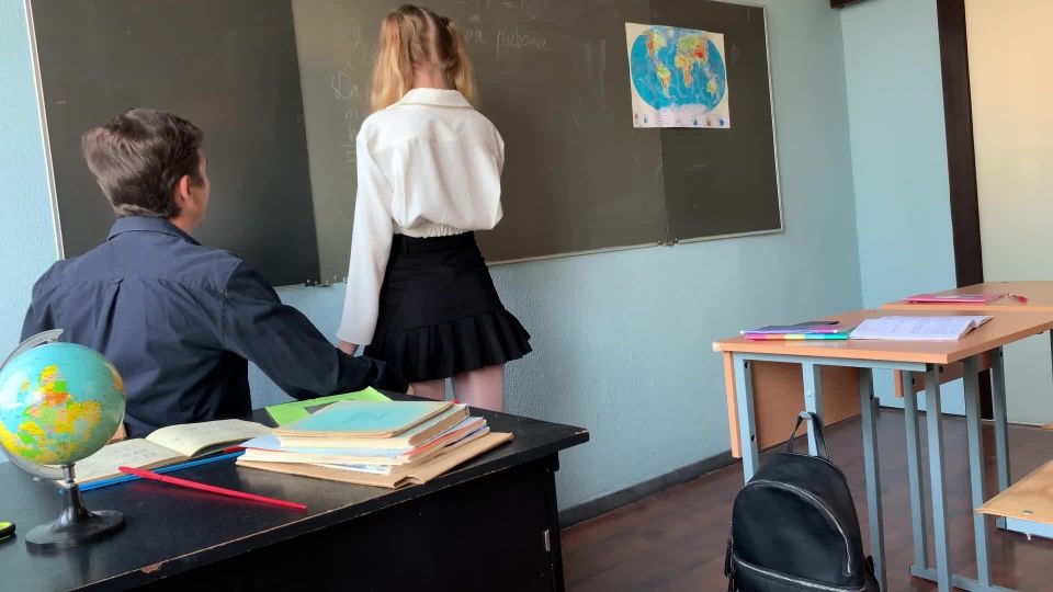 Real Teacher Fucks School Girl In Classroom