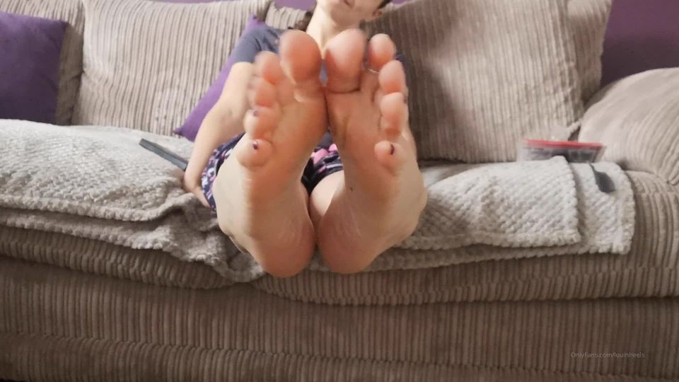 Louinheels Recién hidratados después de la ducha. Son tan suaves, femdom porm en femdom porno