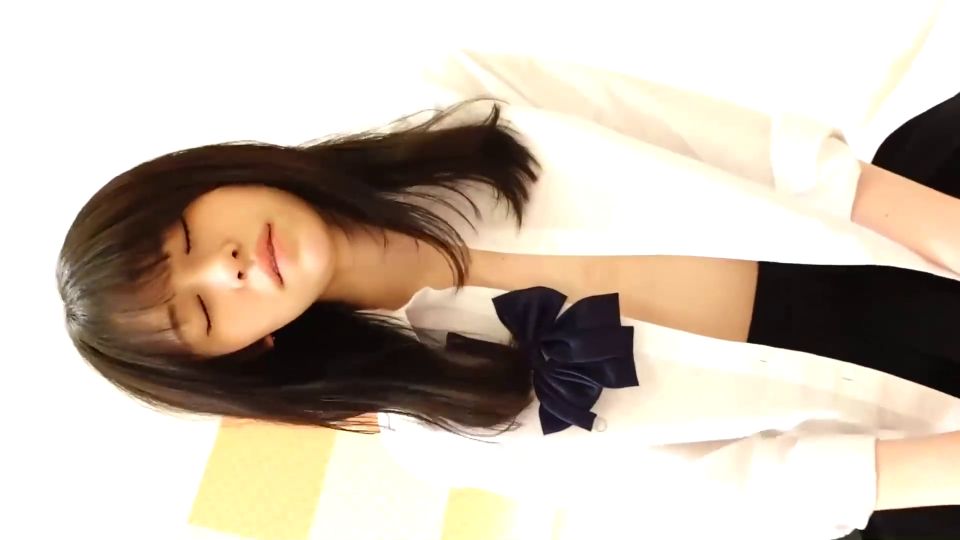 La universitaria con uniforme tuvo sexo con un hombre maduro por dinero.