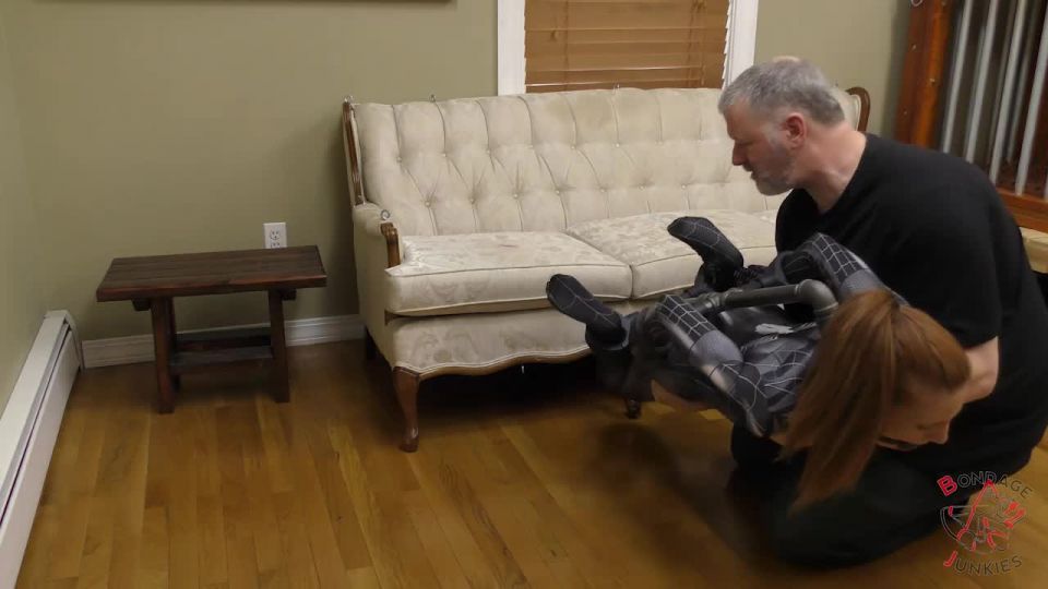 Piper vs. su Iron Hogtie Video Sexo Descarga porno