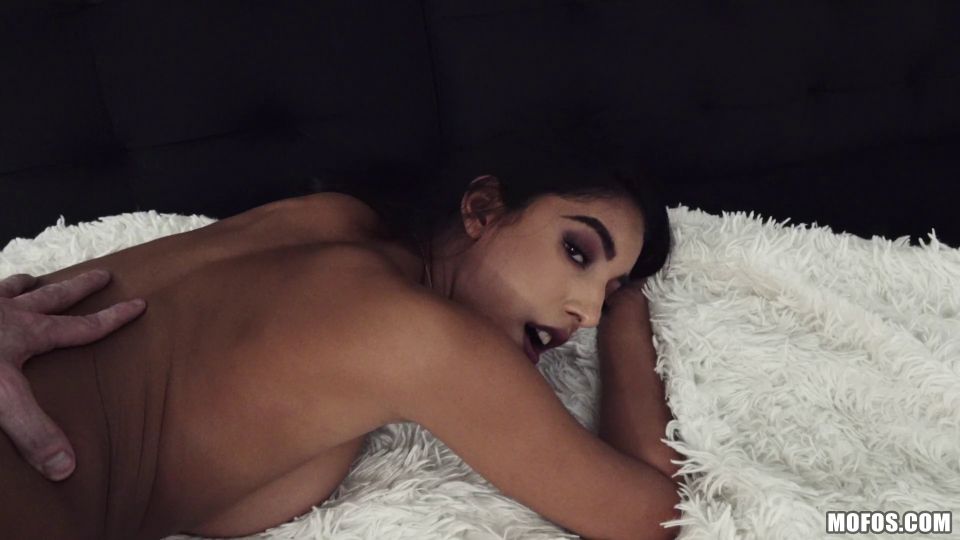 Claire Black: escena caliente de la ejecución abajo deleita a las audiencias