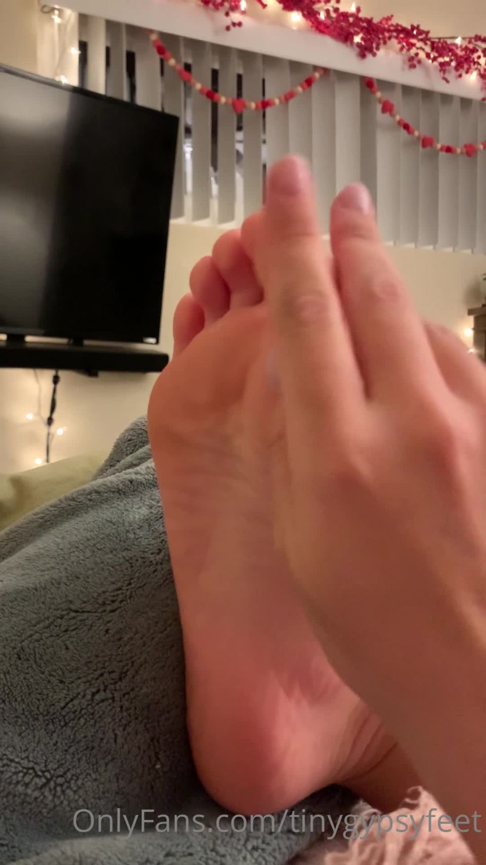 Tiny Gypsy - tinygypsyfeet TinygypsyfeetJust chillin - 14-01-2021 - Onlyfans