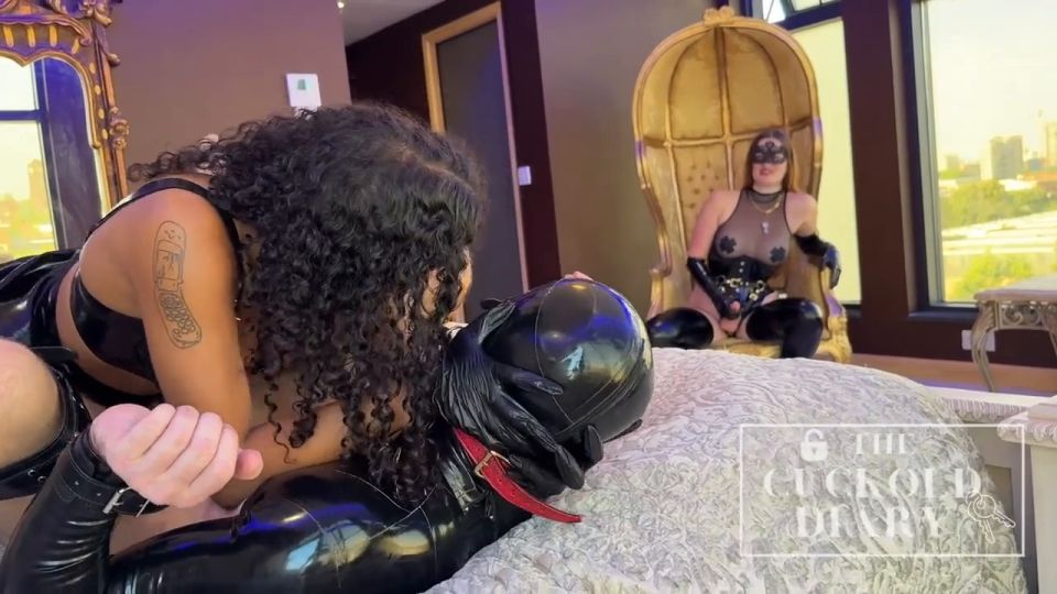 TRAPA DE PEGGING FEMDOM El Diario Cornudo Blinfdolded Blinfdolded y TRICKED en tomar mis amigos STRAP EN (BDSM porn)