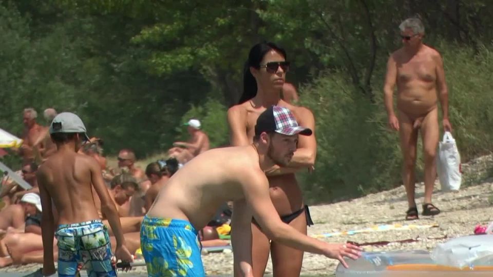 Topless milf with a much younger boyfriend at the beach