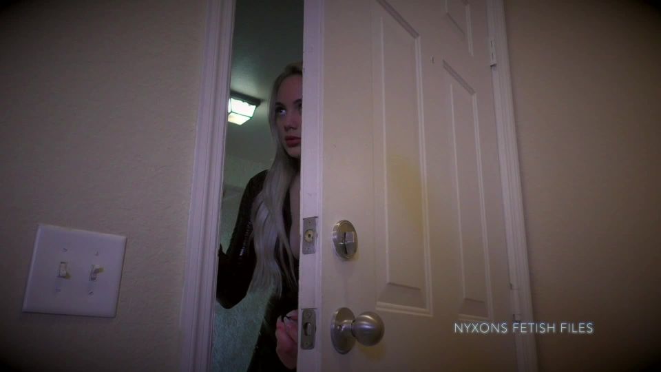 NyxonsFetishFiles – Nika Venom Cat Burglar Creeps Into Wrong House Tickling!