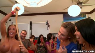 video en línea 40 Diamond Kitty, Alexis Fawx, Nikki Sixx [927,8 MB]  lesbianas  morenas chicas porno cfnm femdom