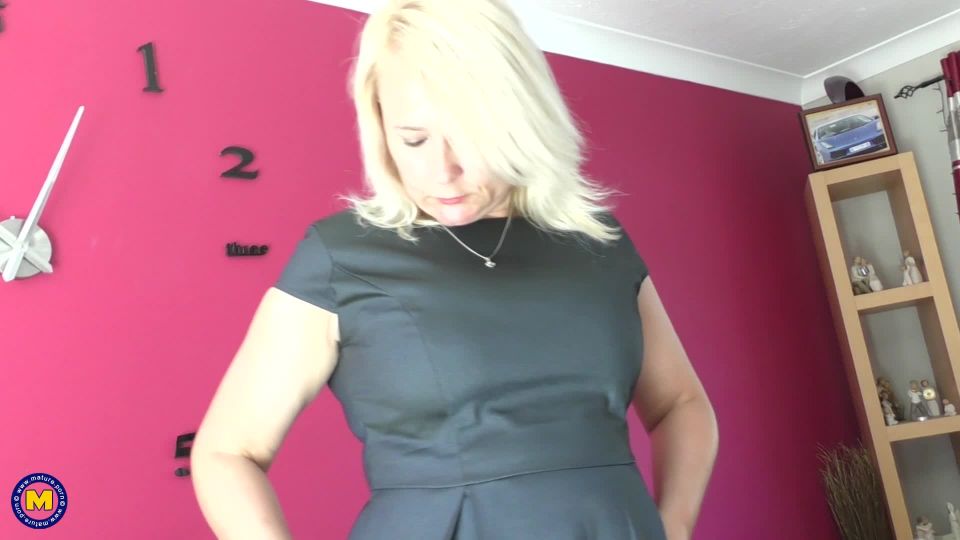 Michelle EU 46 - British temptress Michelle playing with herself  (2018FullHD)