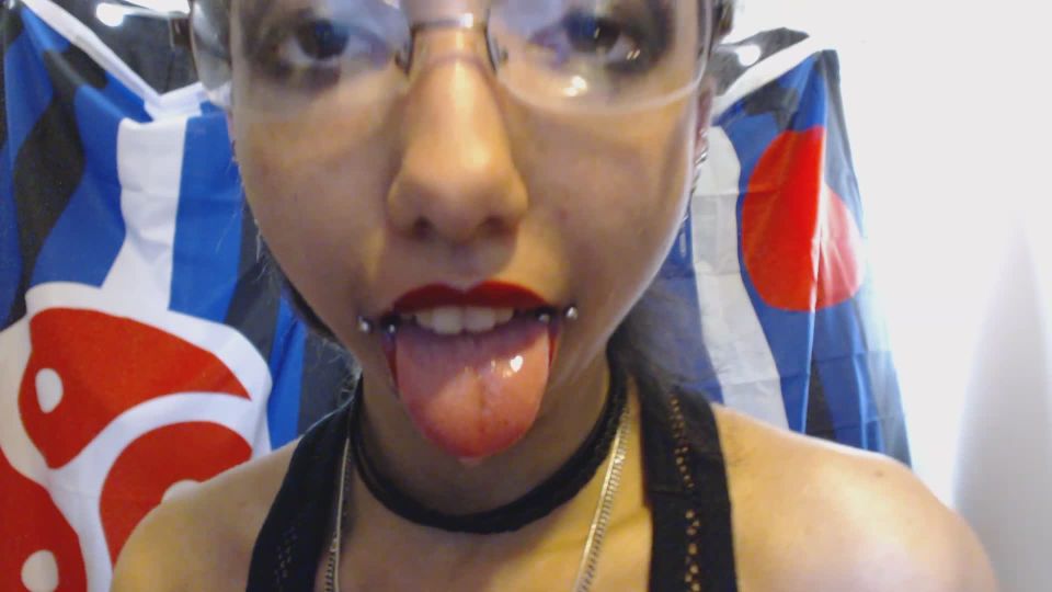 xxx video clip 38 Miss Alice el Gótico – Rojo lápiz labial Drooling y Spit Burbujas - gótico - fetiche porno femdom castidad mariquita