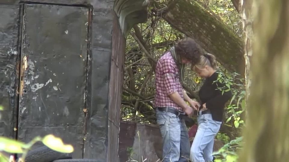Teens caught while hiding and fucking in park