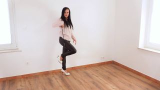 FEMDOMFOTO - Lady Amira - Lady With A Crop (alemán).