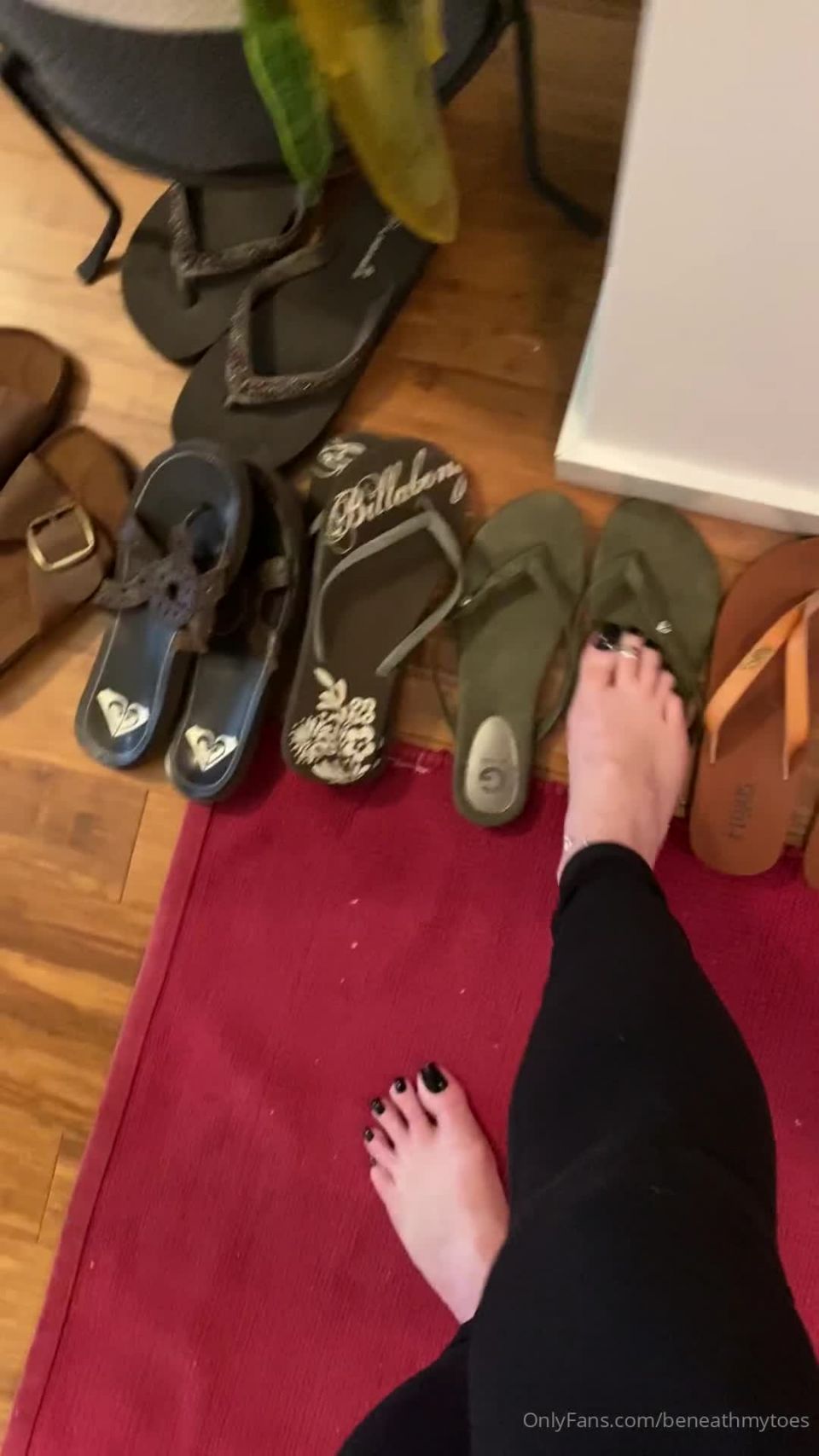 Onlyfans - Beneathmytoes - minutes A little flip flop sneaker sandal and heel tour - 28-04-2020