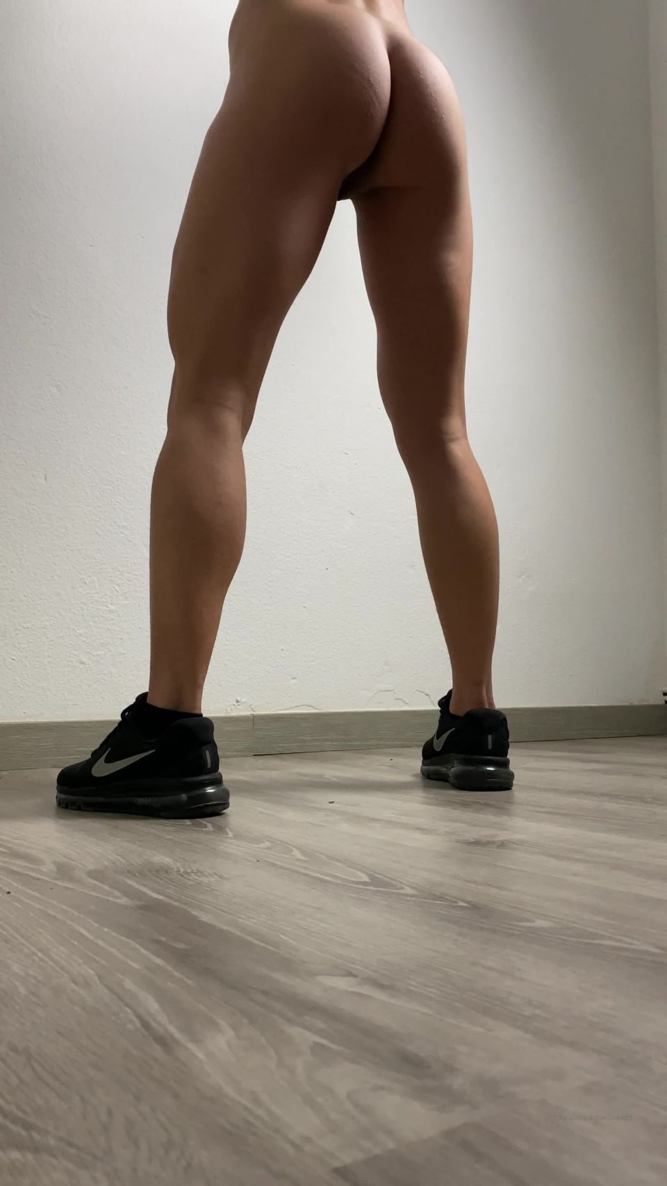 Ashley - ashleysweet55 () Ashleysweet - buenas noches malvados ya que los gimnasios estn cerrados me a tocado entrenar en ca 31-03-2020