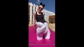 Petite Penelope - petitetootsies1124 () Petitetootsies - sock tease in the back yard stretching and scrunching my soles 15-03-2022